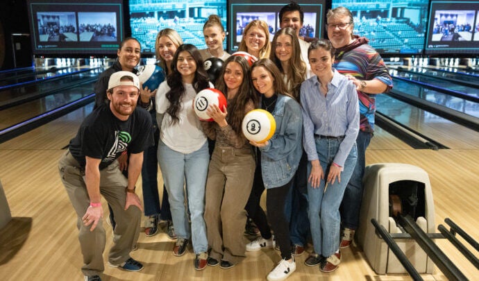 Un groupe de mentors tms posant pour une photo dans une salle de bowling