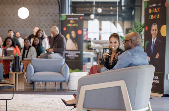 Chip Joseph discute avec Val Warner lors de l’événement BOLD