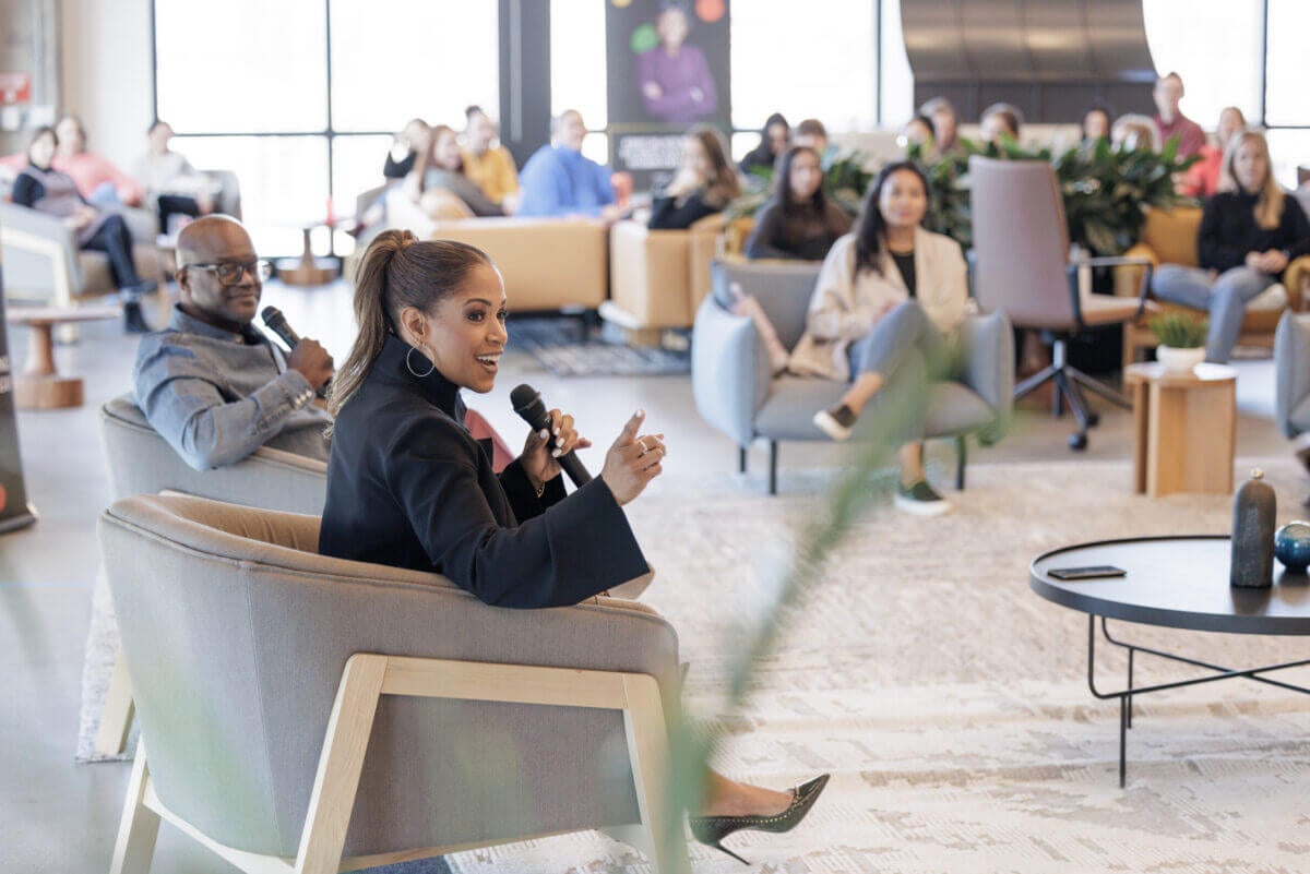 Val Warner s'adresse aux membres du public lors de l'événement BOLD