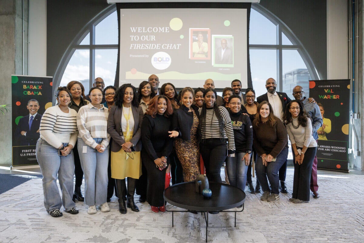 Val Warner pose avec les membres de l'équipe BOLD après la discussion