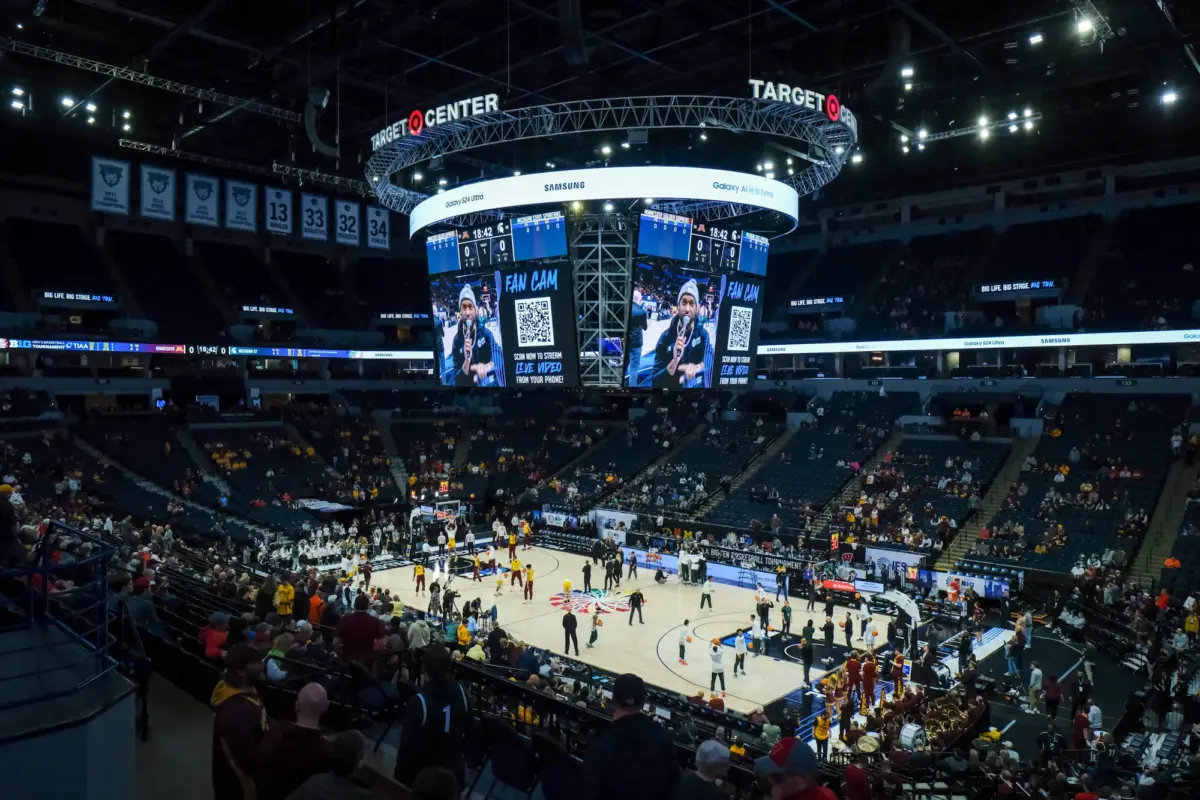 Salle de basket-ball avec écran géant
