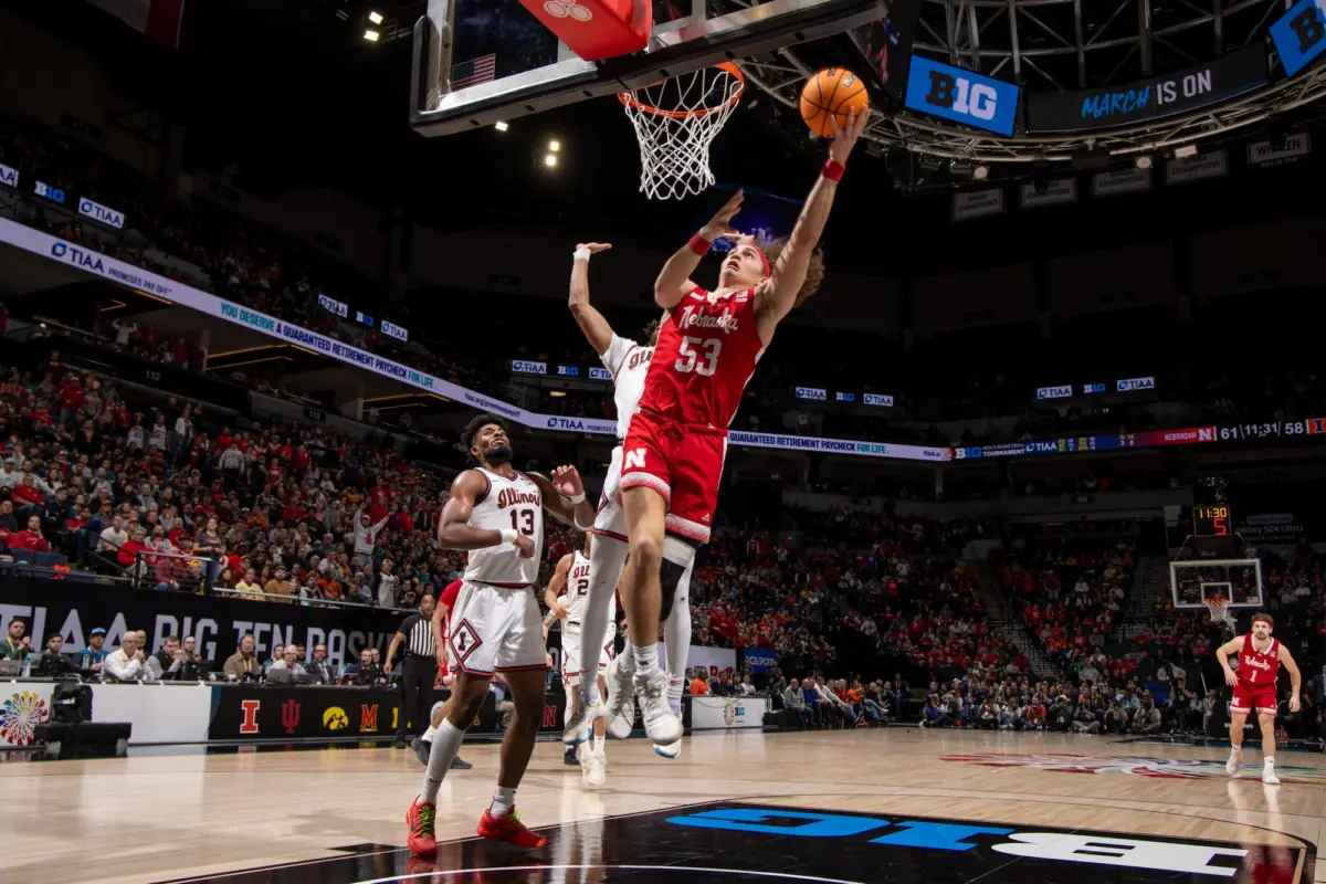 Homme lançant un ballon de basket