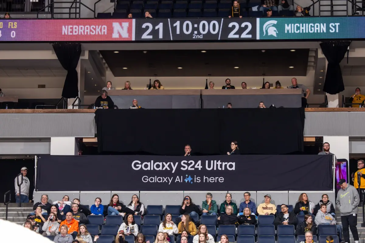 Homme lançant un ballon de basket