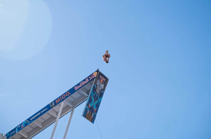 Un plongeur effectue un plongeon de haut vol