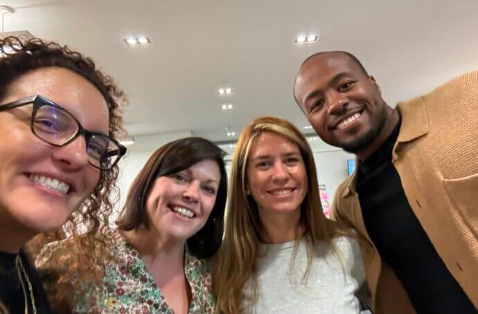 Diana Samper et ses collègues prenant un selfie