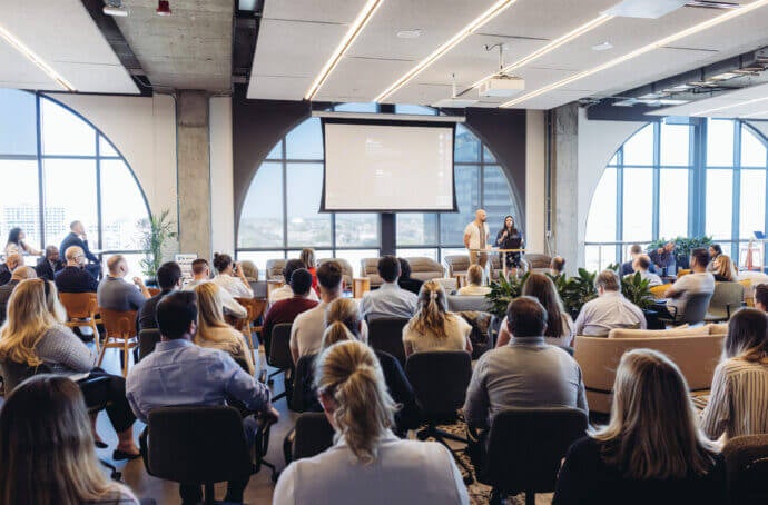 La foule rassemblée pour participer au sommet sur l’IA