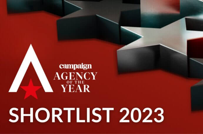 Affiche de remise des prix avec un fond rouge et des étoiles sur le côté droit avec le texte "Campaign Agency of the Year Shortlist 2023".