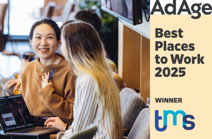 Deux femmes parlant avec le logo de la distinction Ad Age à droite