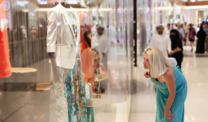 Femme faisant du shopping dans un centre commercial