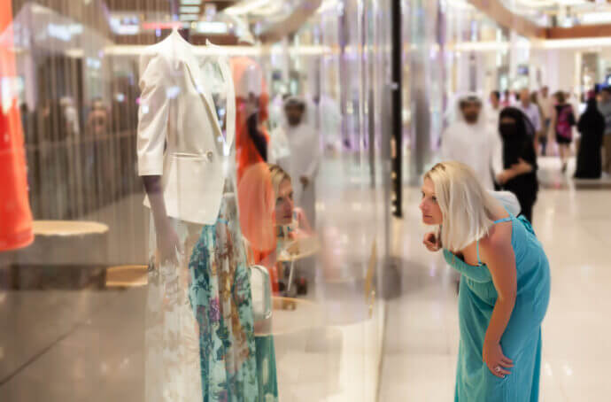 Femme faisant du shopping dans un centre commercial