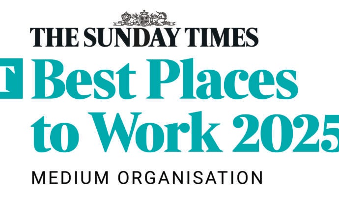 Fond blanc avec le texte « The Sunday Times Best Places to Work 2025 Medium Organization » en noir et vert