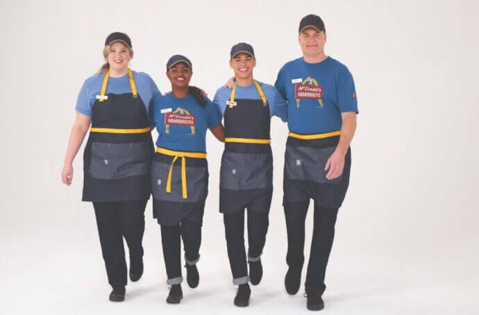 4 Employés de McDonald's dans les nouveaux uniformes
