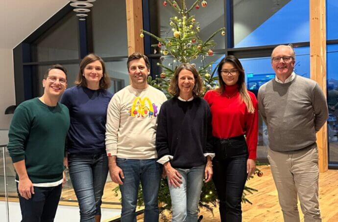 6 personnes en train de se faire photographier devant un arbre de Noël en Allemagne