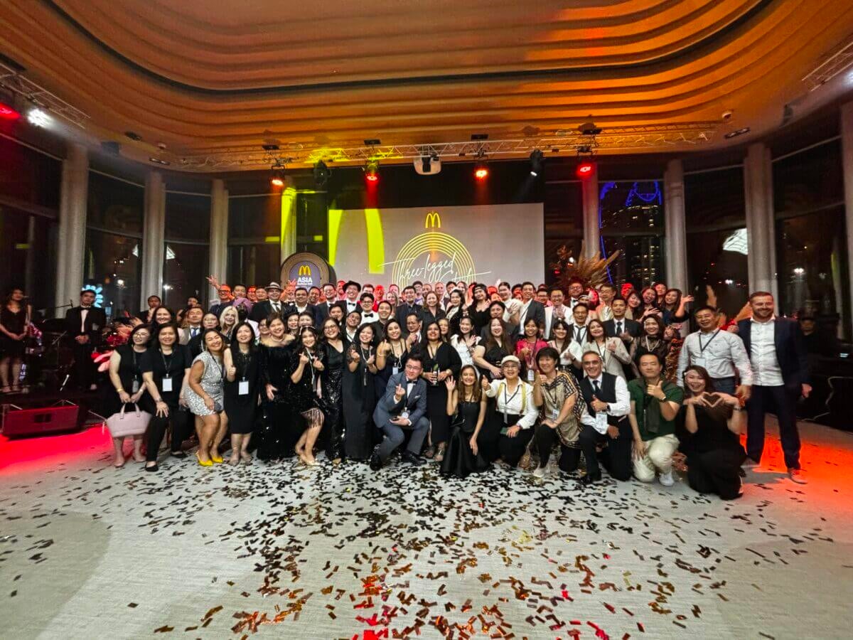 Des participants posent pour une photo de groupe