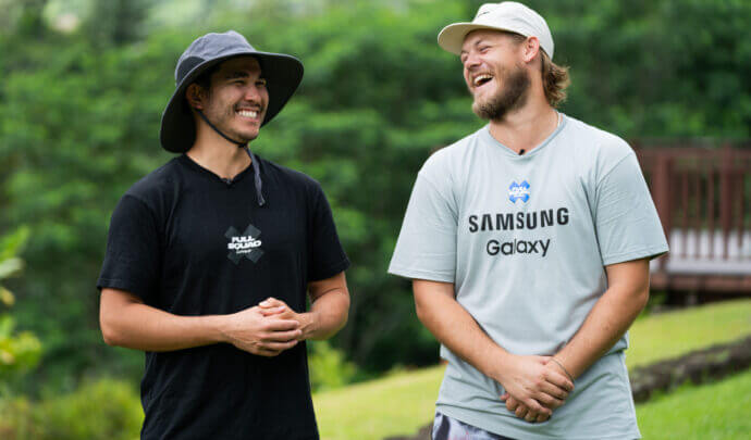 Deux personnes se souriant