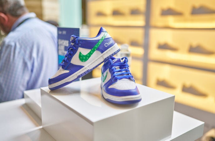 Une paire de baskets Nike vertes et blanches à l'activation du Sommet HOOD de Cboe