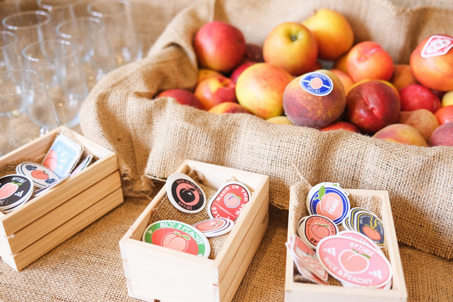 Boîtes de pêches avec autocollants de vente au détail adidas pêche