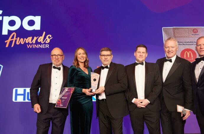 Photo des lauréats et des présentateurs des prix posant devant le logo de la FPA lors de la cérémonie de remise des prix.