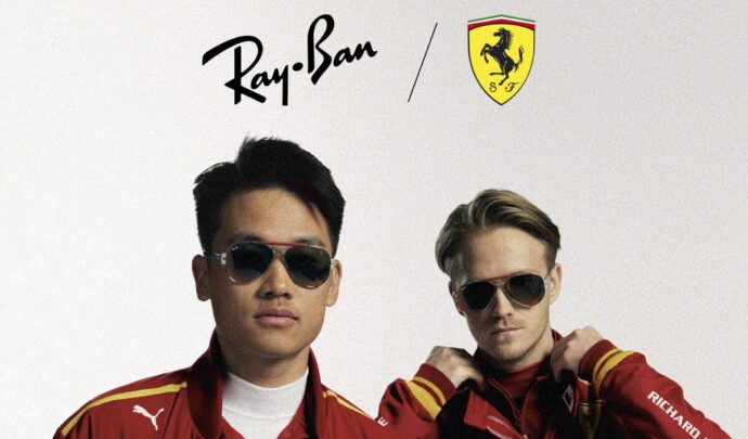 Deux hommes posant en tenue de la Scuderia Ferrari et portant des lunettes Ray-Ban.