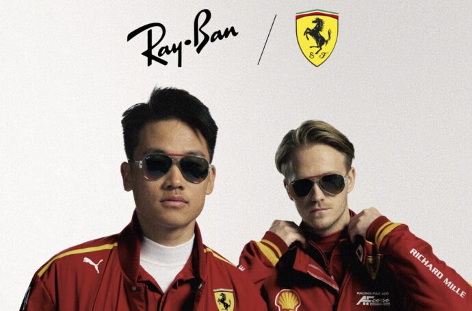 Deux hommes posant en tenue de la Scuderia Ferrari et portant des lunettes Ray-Ban.