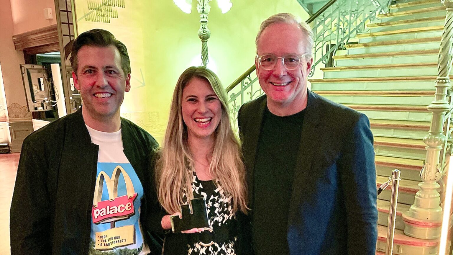 3 employés de tms posant pour une photo avec l’Effie Award