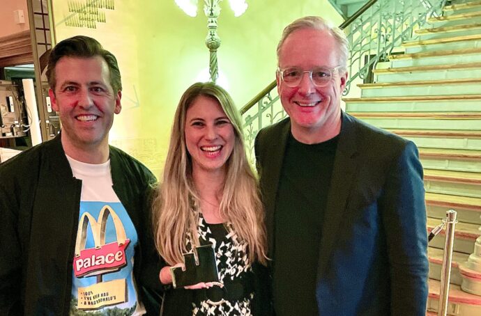 3 employés de tms posant pour une photo avec l’Effie Award