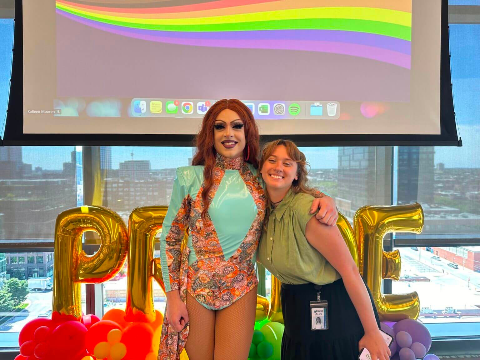 Drag queen et femme posant lors d’un événement des Fiertés