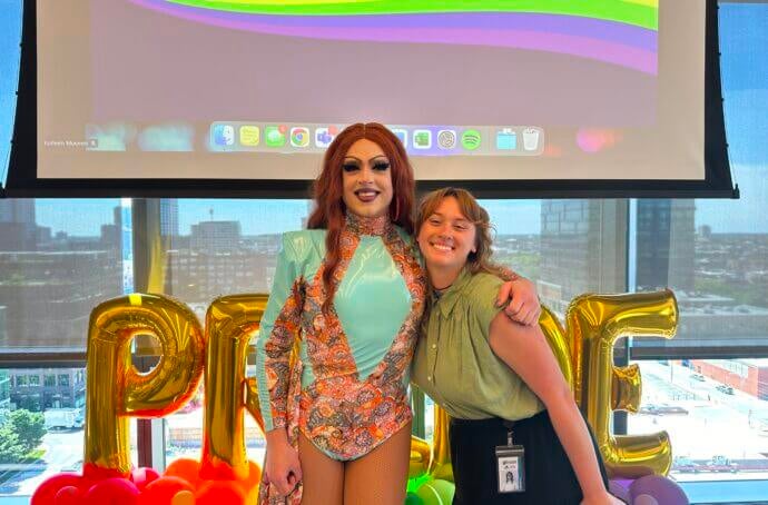 Drag queen et femme posant lors d’un événement des Fiertés