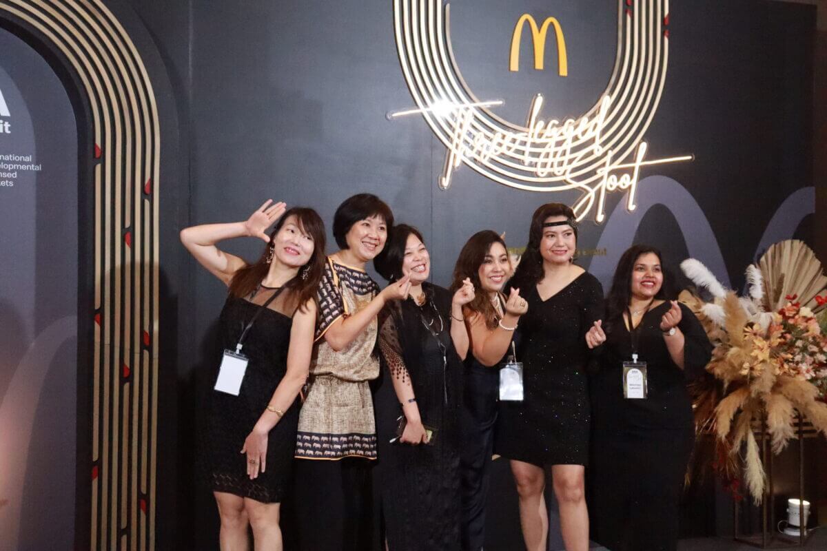 Un groupe de femmes pose pour une photo