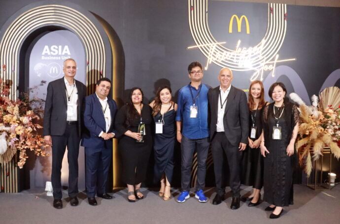 Les lauréats posent pour une photo