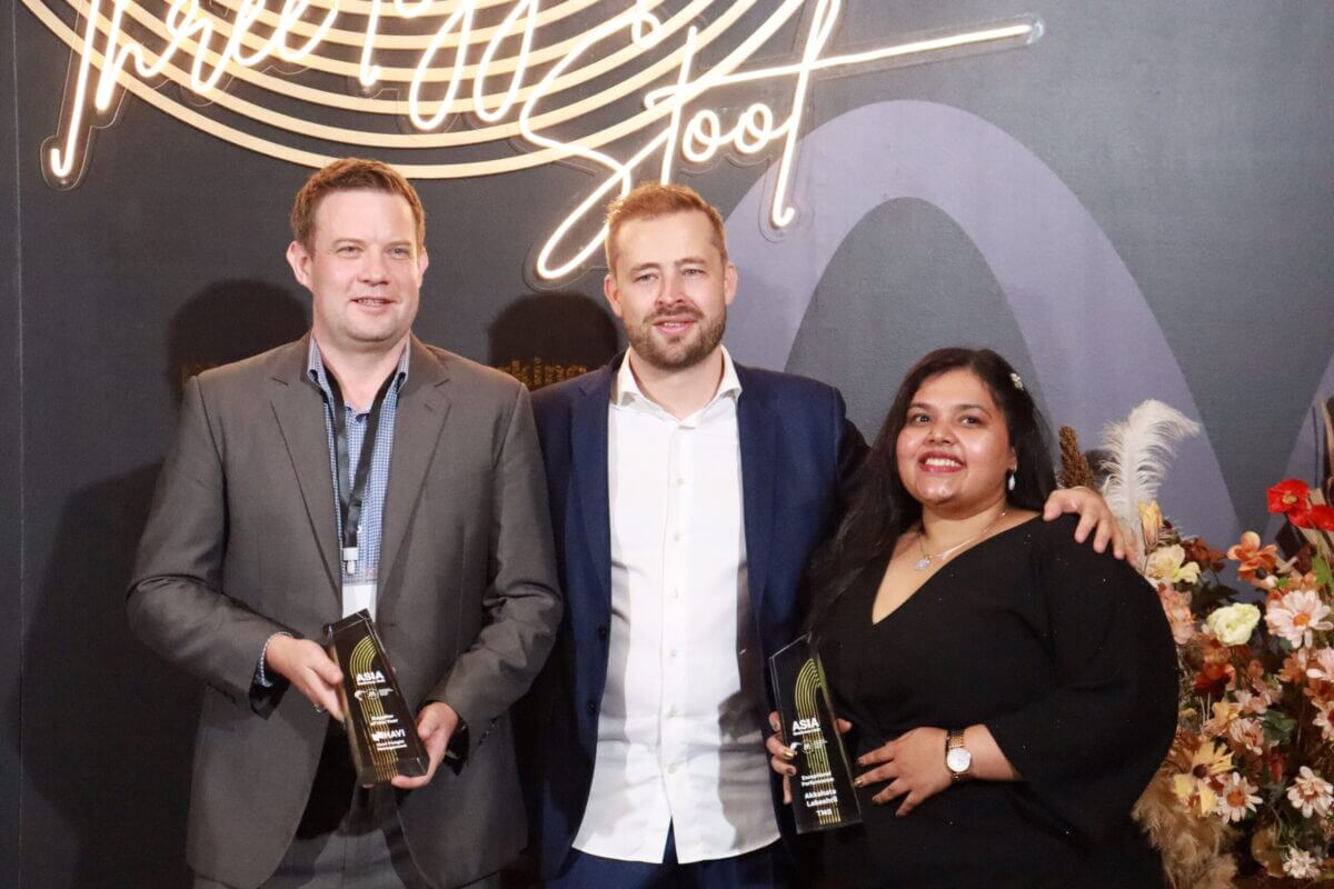 Trois personnes posent pour une photo