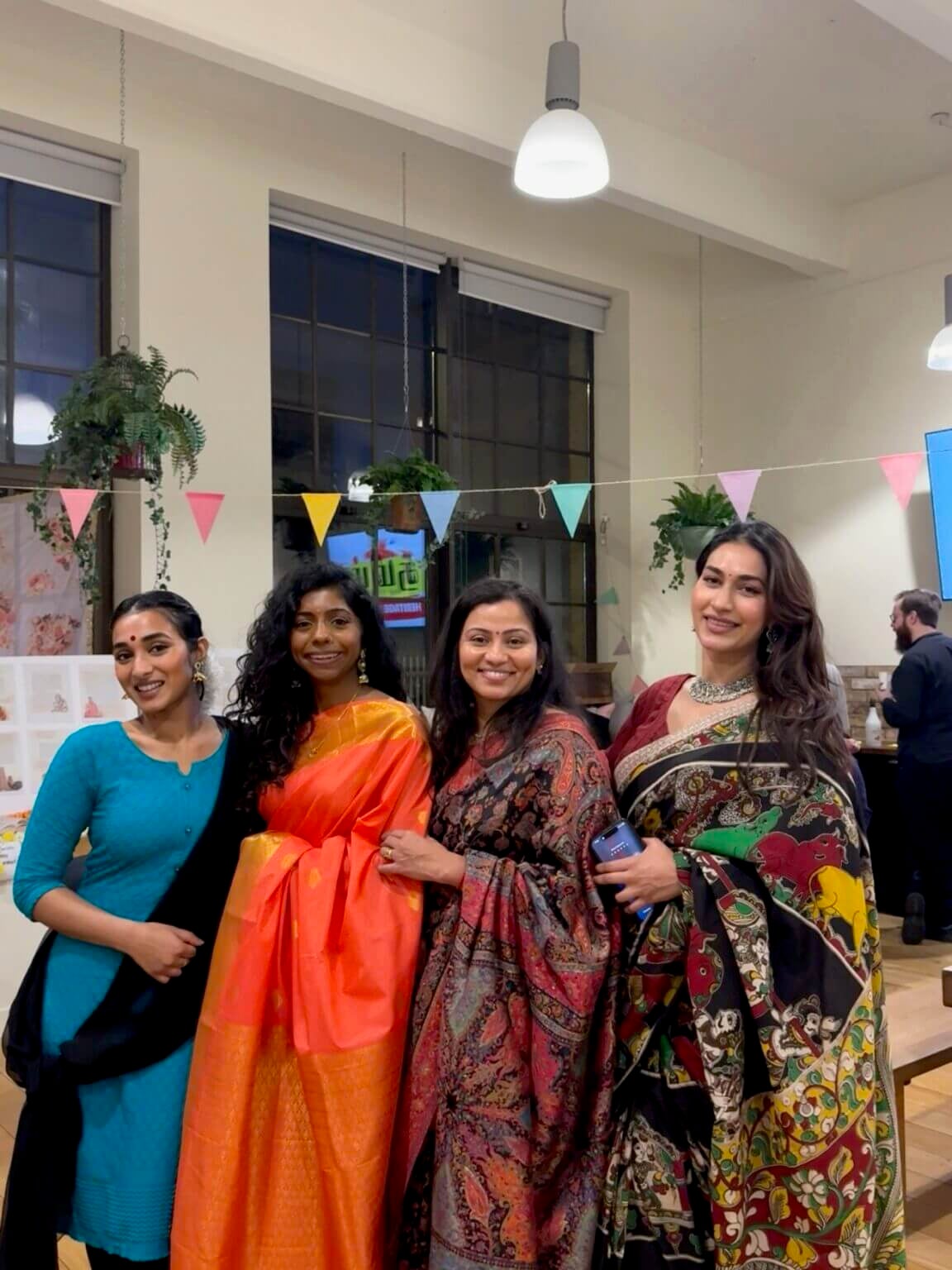 Photo de groupe de femmes portant des vêtements traditionnels pour le mois du patrimoine tamoul