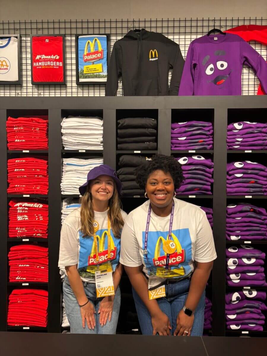 Les collaborateurs de tms posent devant les marchandises du Fan Store