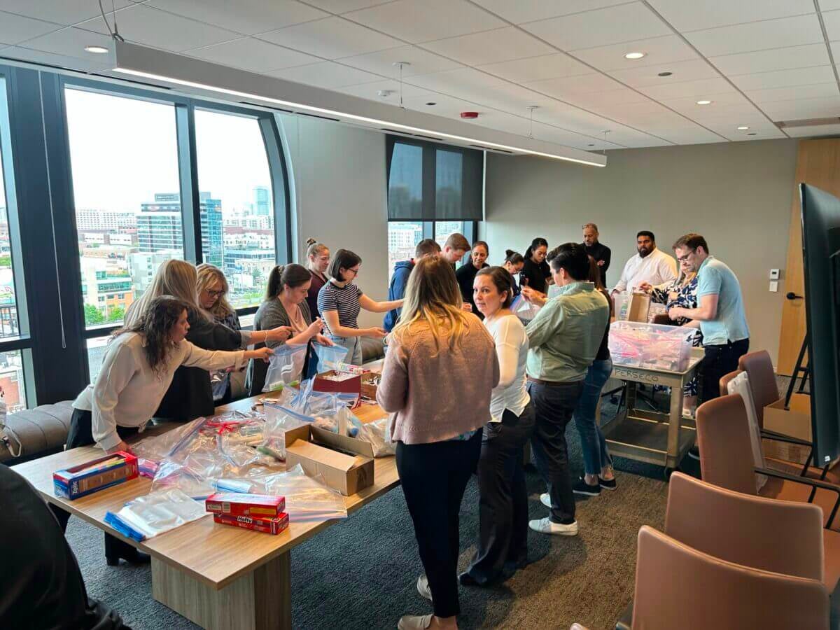Personnes préparant des paquets à la collecte d’articles de toilette à Chicago