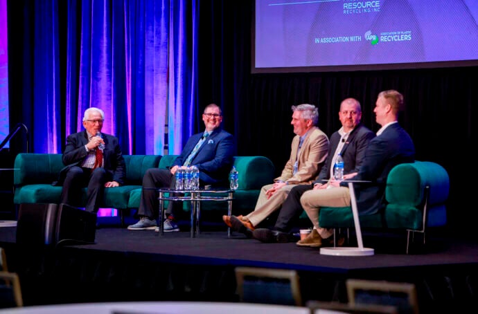 Un panel d'experts en emballage discute sur scène