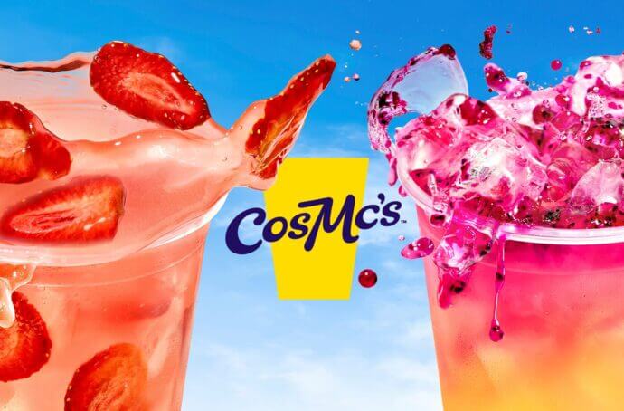 Affiche du concept CosMc’s avec deux boissons de chaque côté du logo CosMc’s