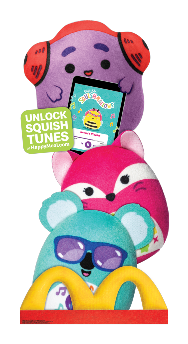 Une pile de 3 squishmallows au sommet d'une boîte de Happy Meal tenant une tablette.