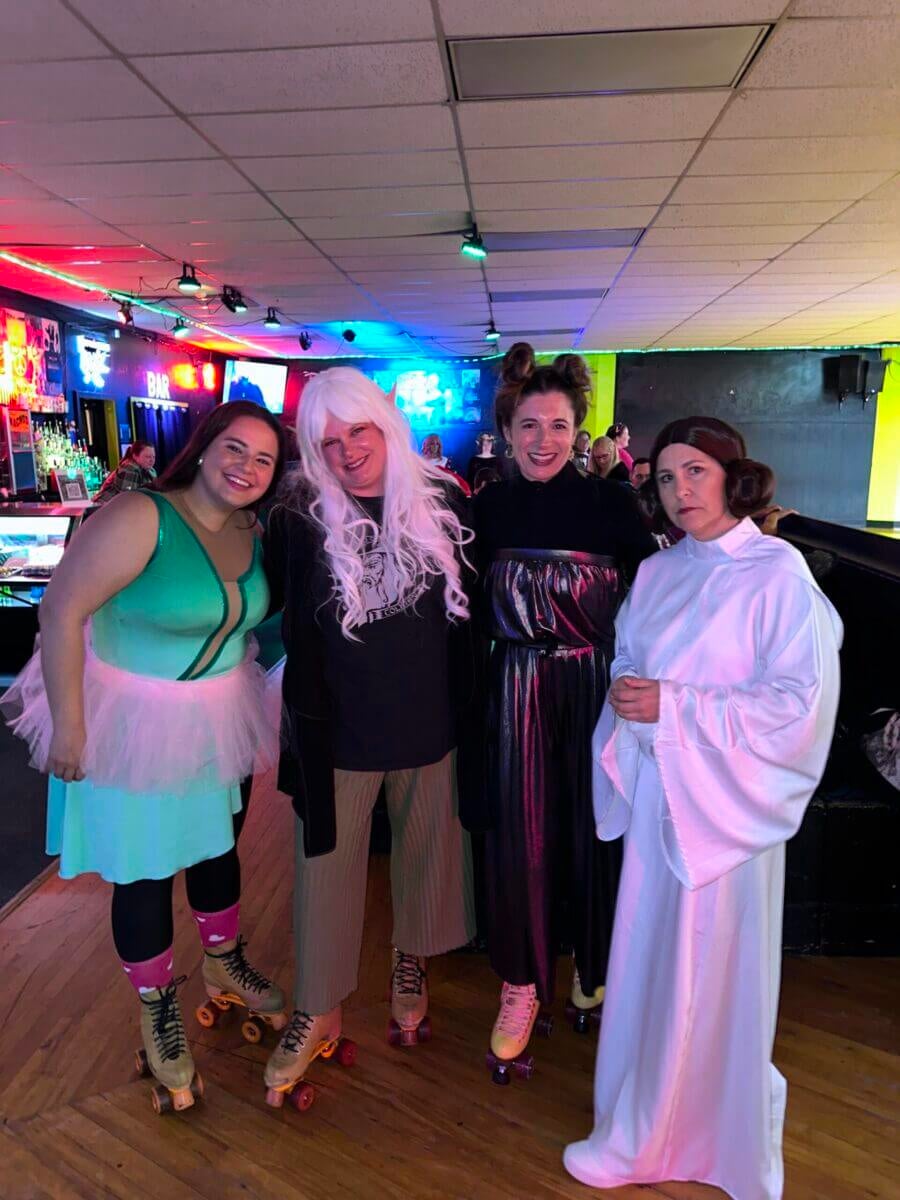 Groupe de personnes costumées lors d’une fête des Fiertés