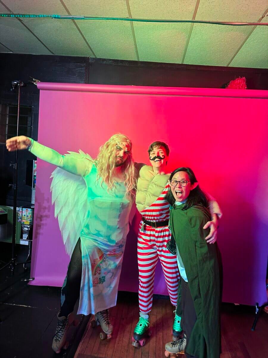 Groupe de personnes costumées lors d’une fête des Fiertés