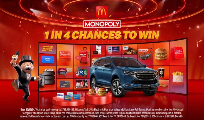 Affiche Monopoly Australia contenant le texte « 1 in 4 chances to win » et une voiture bleue en guise de prix