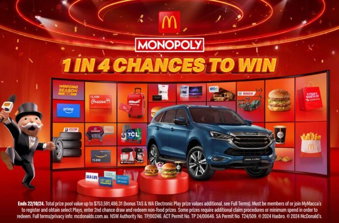 Affiche Monopoly Australia contenant le texte « 1 in 4 chances to win » et une voiture bleue en guise de prix
