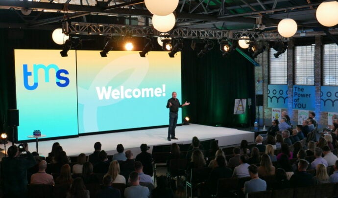 Mark Landolt prendra la parole lors de Connections 2025