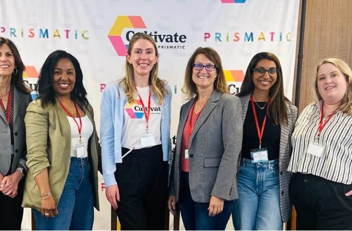 Un groupe de femmes de tms posant pour une photo lors d'un événement