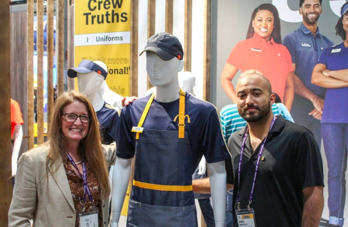 Les collaborateurs de tms posent avec le mannequin