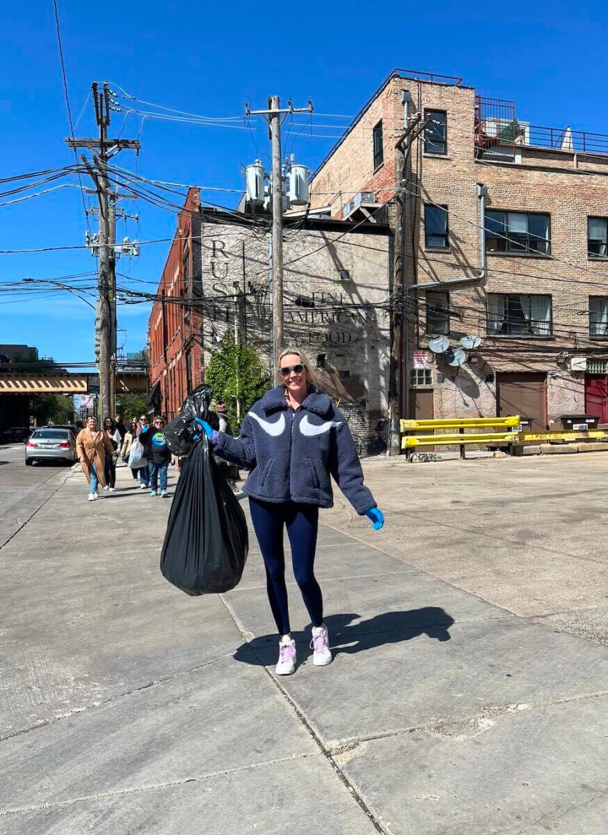 Femme avec un sac à déchets à l’extérieur