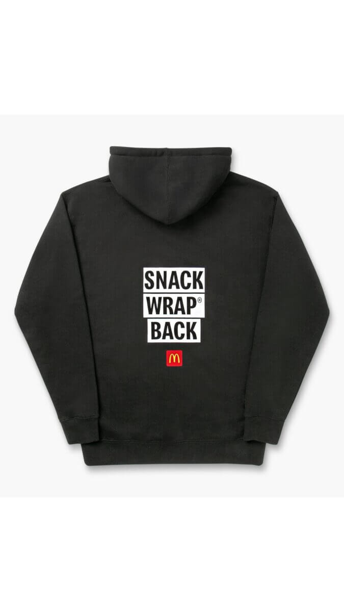 Sweat à capuche noir avec le texte « Le Snack Wrap est de retour »