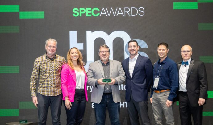 Un groupe de personnes posant lors de la remise des prix Specright