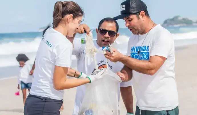 People participating at HAVI's world cleanup day by picking up litter at the beach