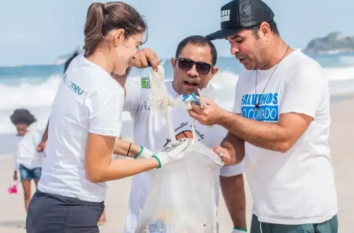 People participating at HAVI's world cleanup day by picking up litter at the beach