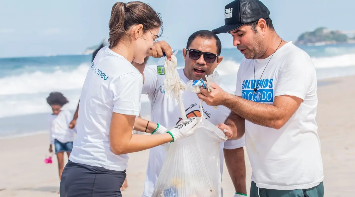 People participating at HAVI's world cleanup day by picking up litter at the beach